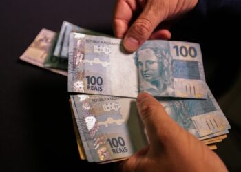 Renda insuficiente leva brasileiros a buscar renda extra, e maioria diz não conseguir pagar contas, aponta Datafolha
