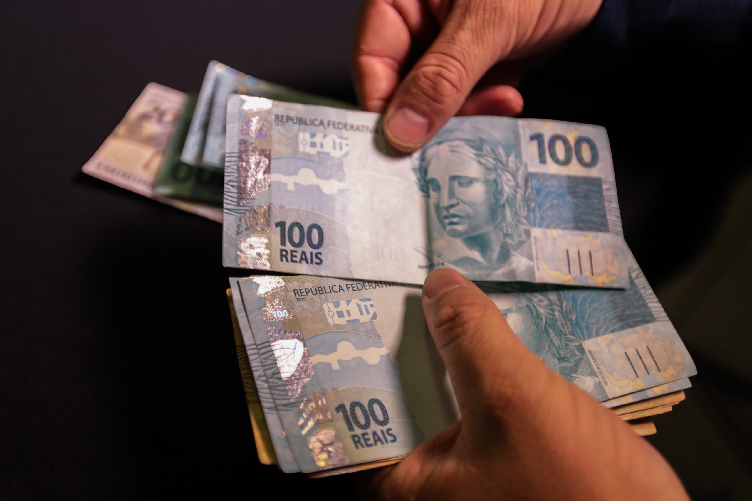 Renda insuficiente leva brasileiros a buscar renda extra, e maioria diz não conseguir pagar contas, aponta Datafolha