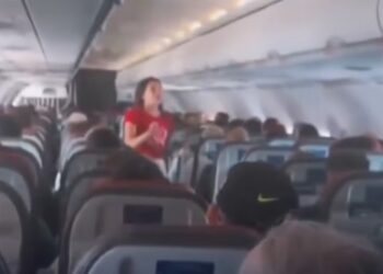 Pastora mirim de 10 anos é abordada após pregar em avião