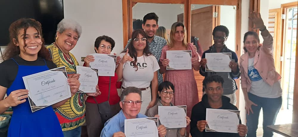 Cristã lidera tradução da Bíblia para língua de sinais em Cuba