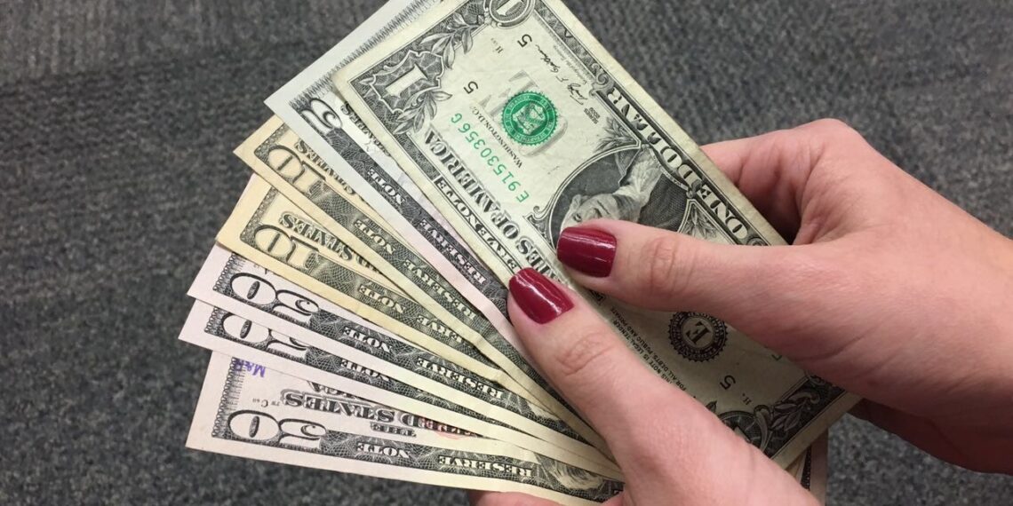 Dólar cai e fecha a R$ 4,99, de olho nas negociações entre EUA e Irã; Ibovespa recua