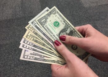Dólar cai e fecha a R$ 4,99, de olho nas negociações entre EUA e Irã; Ibovespa recua
