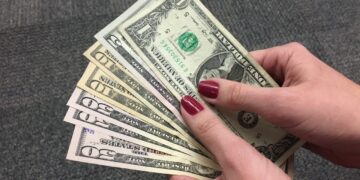 Dólar cai e fecha a R$ 4,99, de olho nas negociações entre EUA e Irã; Ibovespa recua