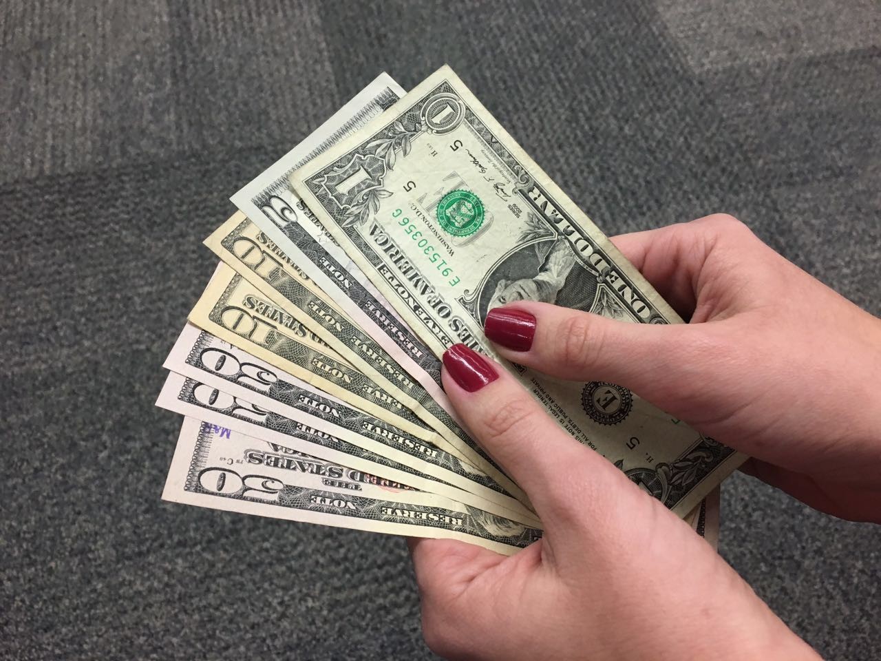 Dólar cai e fecha a R$ 4,99, de olho nas negociações entre EUA e Irã; Ibovespa recua
