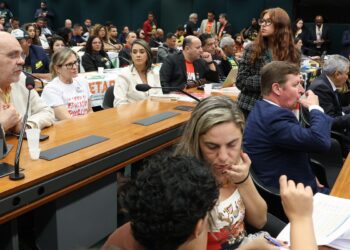 Movimentos sociais e entidades defendem fim da escala 6×1 na Câmara