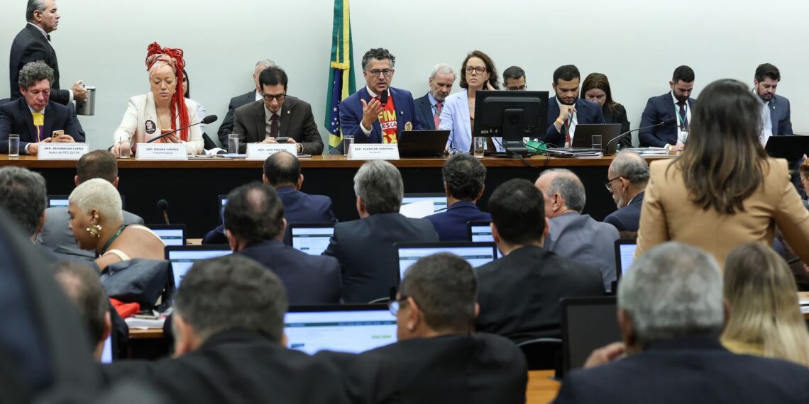 Centrão tenta derrubar transição de 60 dias para fim da escala 6×1