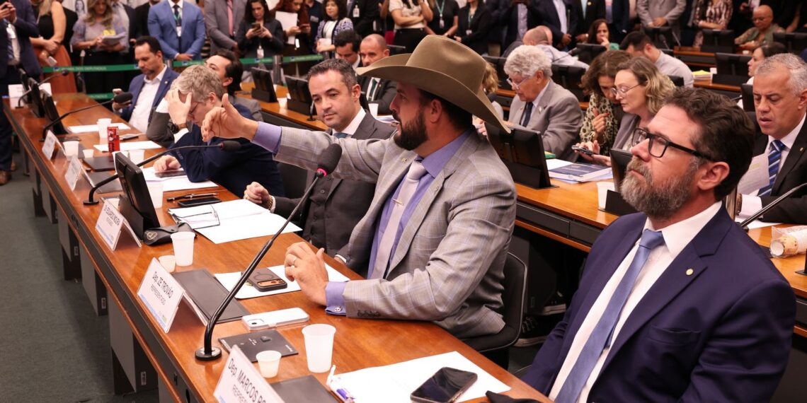 Deputados que ocuparam mesa da Câmara têm mandato suspenso por 60 dias