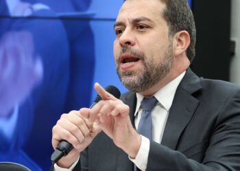 Na Câmara, Boulos defende fim da escala 6×1 de forma imediata