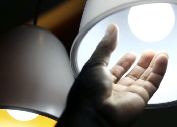 Aneel aprova R$ 5,5 bi para reduzir conta de luz em 22 distribuidoras