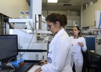 Iniciativas tentam facilitar acesso e permanência de mães na ciência