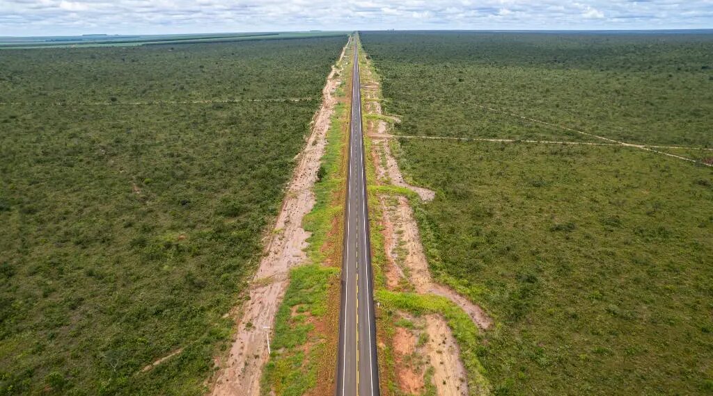 Governo asfalta rodovias em todas as regiões