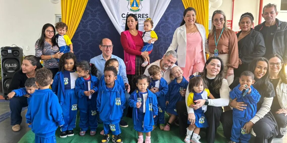 Prefeitura entrega mais de 9 mil kits de uniformes para alunos da rede municipal