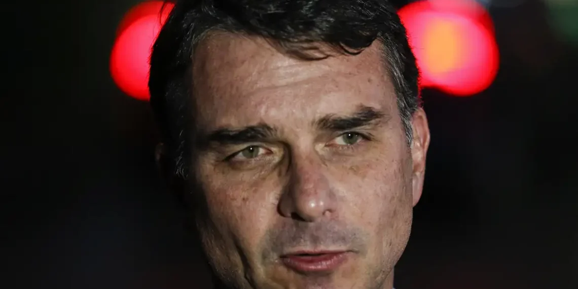 Flávio Bolsonaro admite cobrança a Vorcaro, mas nega crime