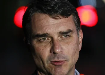 Flávio Bolsonaro admite cobrança a Vorcaro, mas nega crime