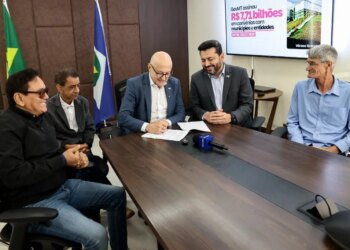 Governador assina decreto e garante repasse aos municípios para manutenção de estradas