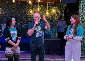 É a escola que conduz nossos jovens para o futuro, afirma governador