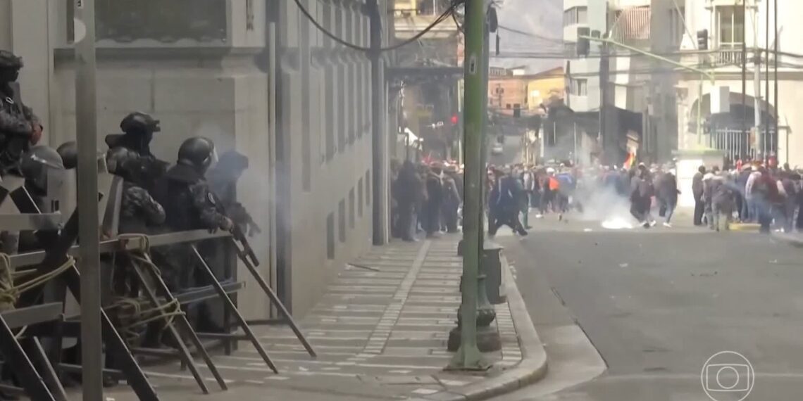 Presidente da Bolívia reduz seu salário em 50% em meio a protestos no país