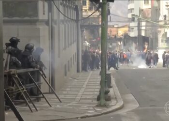 Presidente da Bolívia reduz seu salário em 50% em meio a protestos no país