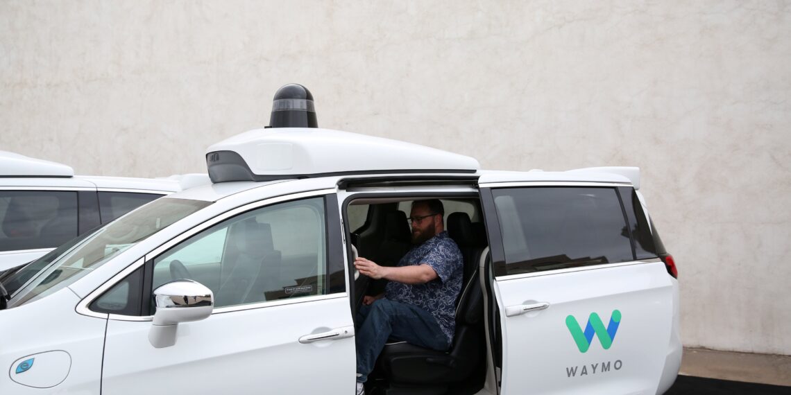 Waymo, empresa ligada ao Google, recolhe 3,8 mil robotáxis após falha em vias alagadas