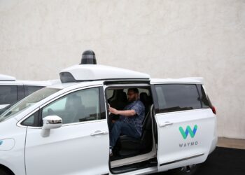 Waymo, empresa ligada ao Google, recolhe 3,8 mil robotáxis após falha em vias alagadas