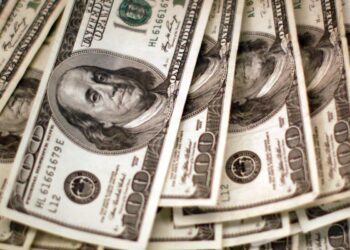 Dólar cai para R$ 5 e bolsa sobe com alívio no Oriente Médio