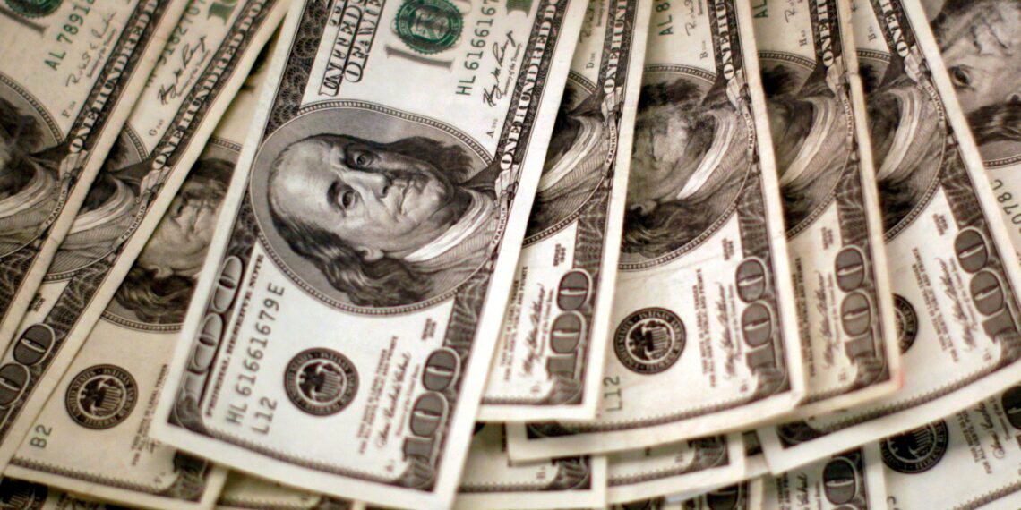 Dólar abre em alta com mercado atento a ataques dos EUA ao Irã
