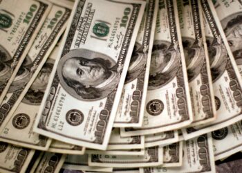 Dólar abre em alta com mercado atento a ataques dos EUA ao Irã