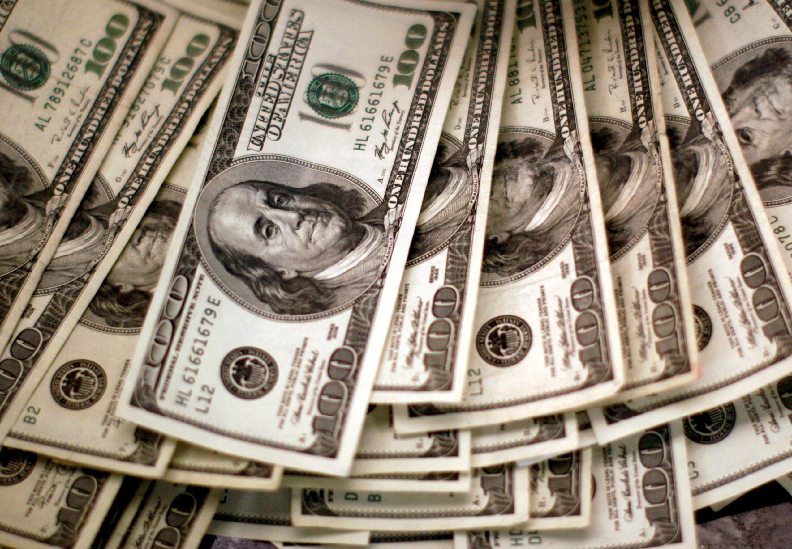 Dólar abre em alta com mercado atento a ataques dos EUA ao Irã