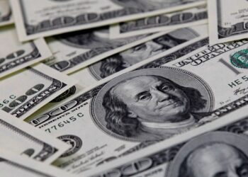 Dólar cai para R$ 4,98, e bolsa sobe em dia de alívio