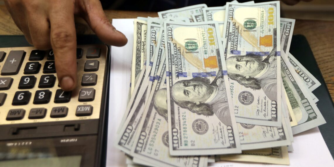 Dólar cai e fecha em R$ 5,03, com foco nas negociações entre EUA e Irã; Ibovespa recua