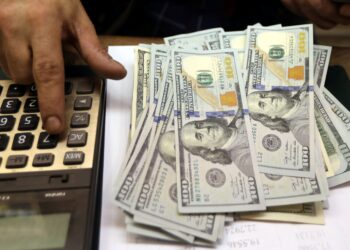 Dólar cai e fecha em R$ 5,03, com foco nas negociações entre EUA e Irã; Ibovespa recua