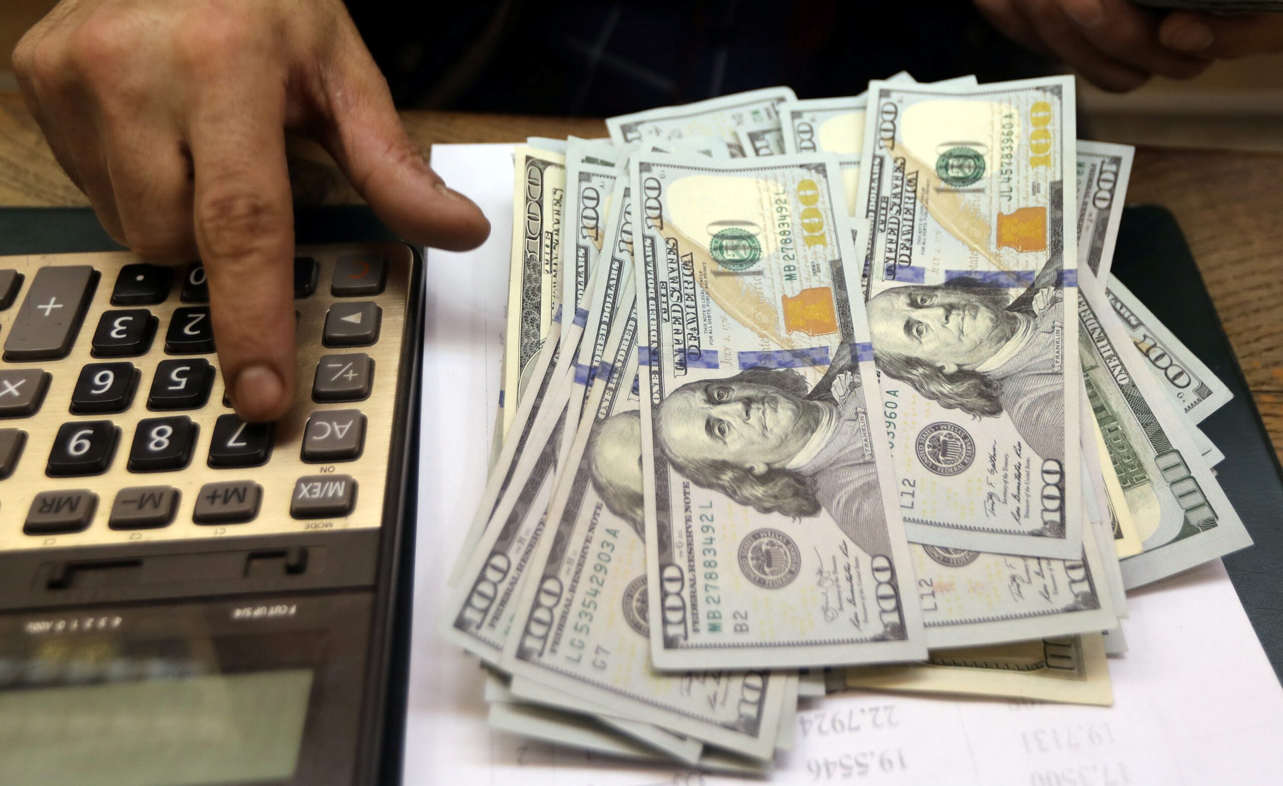 Dólar cai e fecha em R$ 5,03, com foco nas negociações entre EUA e Irã; Ibovespa recua