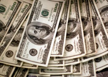 Dólar inicia o dia de olho na queda do petróleo e em encontro Lula-Trump