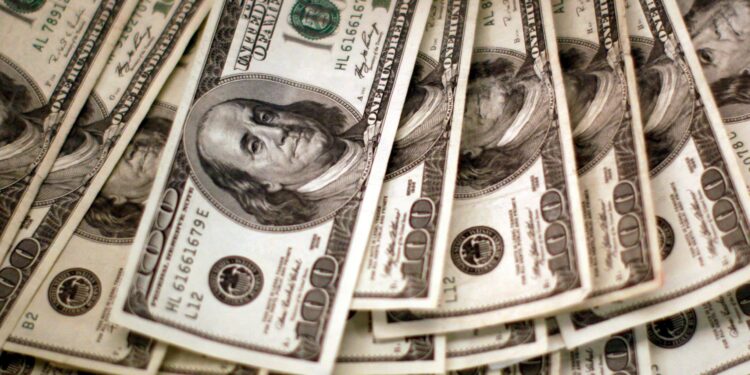 Dólar inicia o dia de olho na queda do petróleo e em encontro Lula-Trump