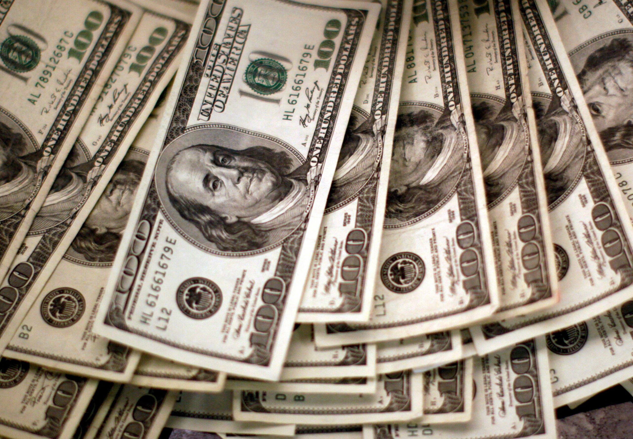 Dólar opera em queda, de olho em após inflação e tensões no Oriente Médio; Ibovespa sobe mais de 2%
