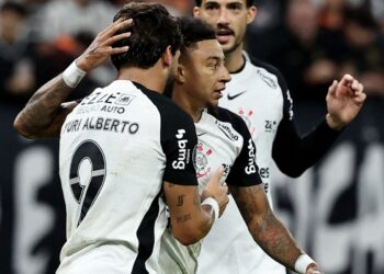 Corinthians derrota Peñarol para seguir 100% na Libertadores