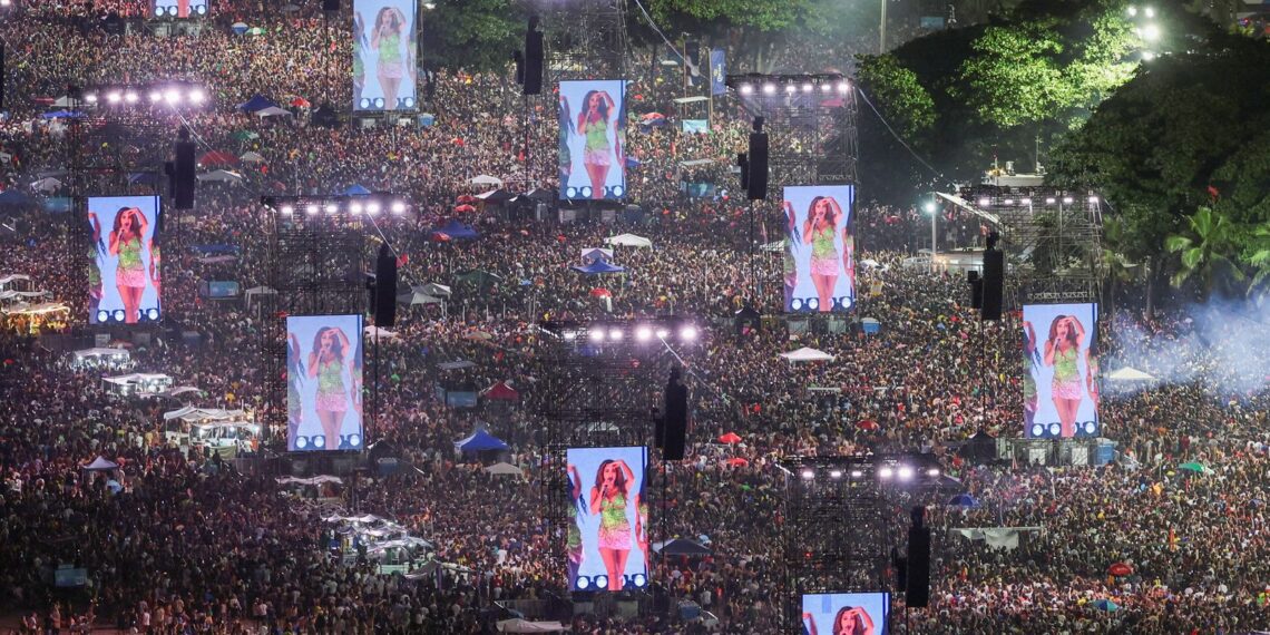 Mais de 2 milhões de pessoas assistem ao show de Shakira em Copacabana
