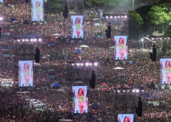 Mais de 2 milhões de pessoas assistem ao show de Shakira em Copacabana