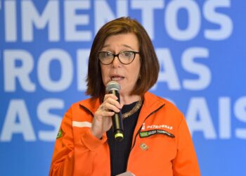Petrobras planeja elevar preço da gasolina, mas avalia concorrência com etanol, diz CEO