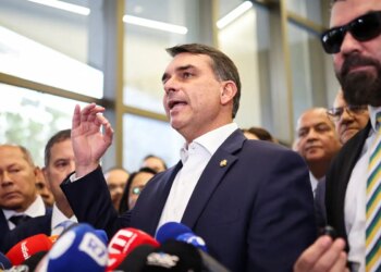 Flávio Bolsonaro confirma visita a Vorcaro durante prisão domiciliar