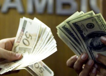 Dólar cai e fecha abaixo de R$ 5, após recuo de Trump no Irã