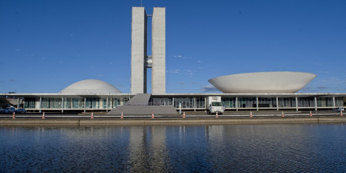 Contas do governo têm déficit de R$ 73,8 bilhões em março, pior resultado para o mês da história