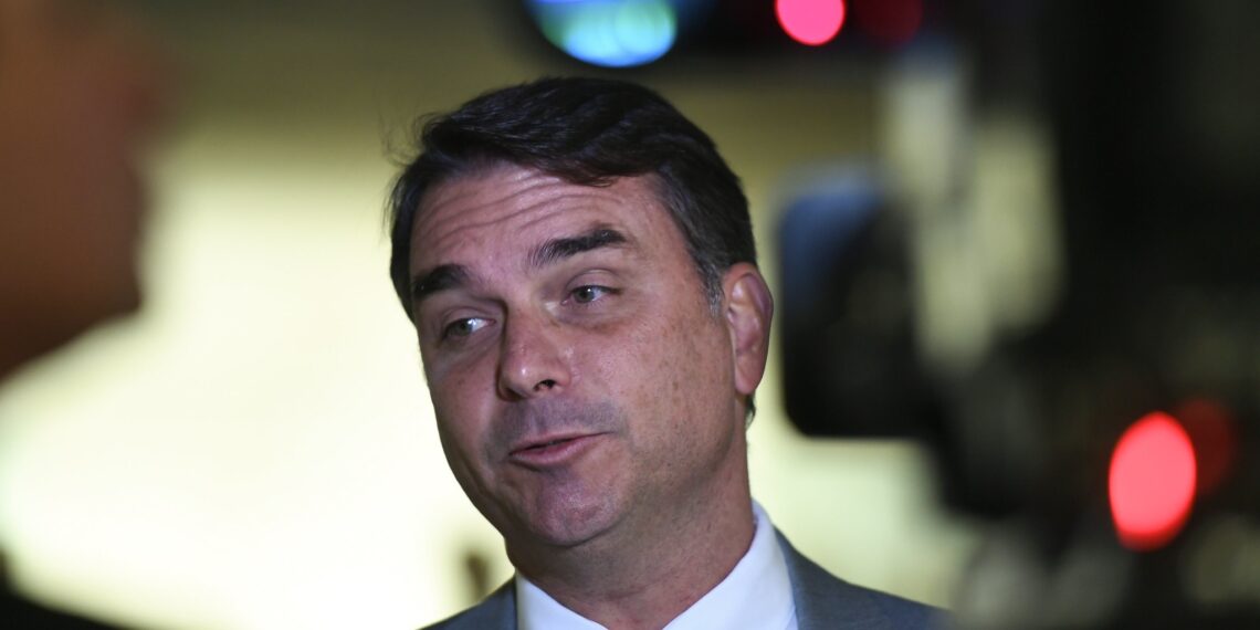 É falso vídeo de Flávio Bolsonaro anunciando auxílio sacolão de ossos