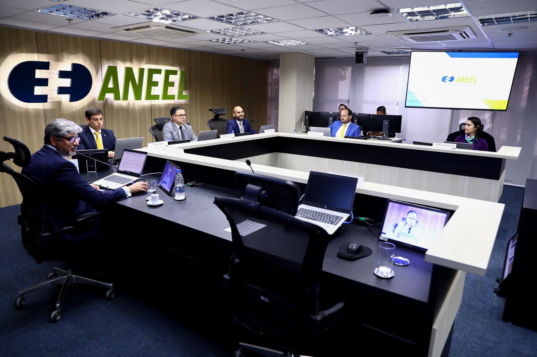 Conta de luz deve ter alívio em agosto com R$767,2 mi de "bônus de Itaipu"; veja quem recebe