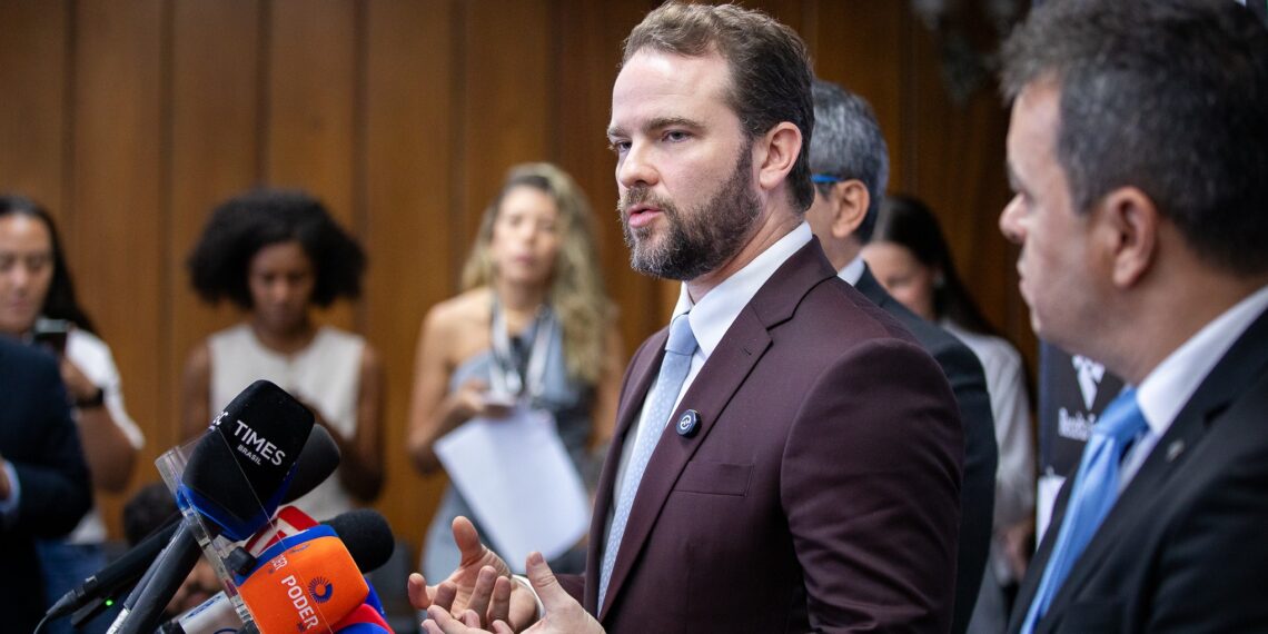'Sou o primeiro a topar' discussão de imposto sobre ultrarricos no G7, diz Durigan em Paris