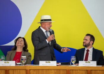 Contas do governo têm superávit de R$ 25,2 bilhões em abril, melhor resultado para o mês em 4 anos