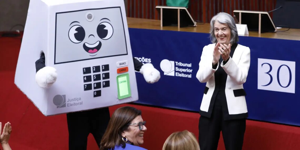 Urna eletrônica “acabou com a fraude eleitoral”, diz Cármen Lúcia