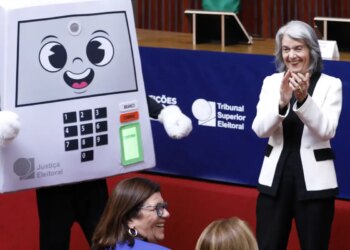 Urna eletrônica “acabou com a fraude eleitoral”, diz Cármen Lúcia