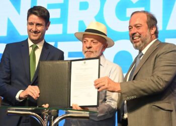 Na renovação de concessões de energia, Lula comenta encontro com Trump