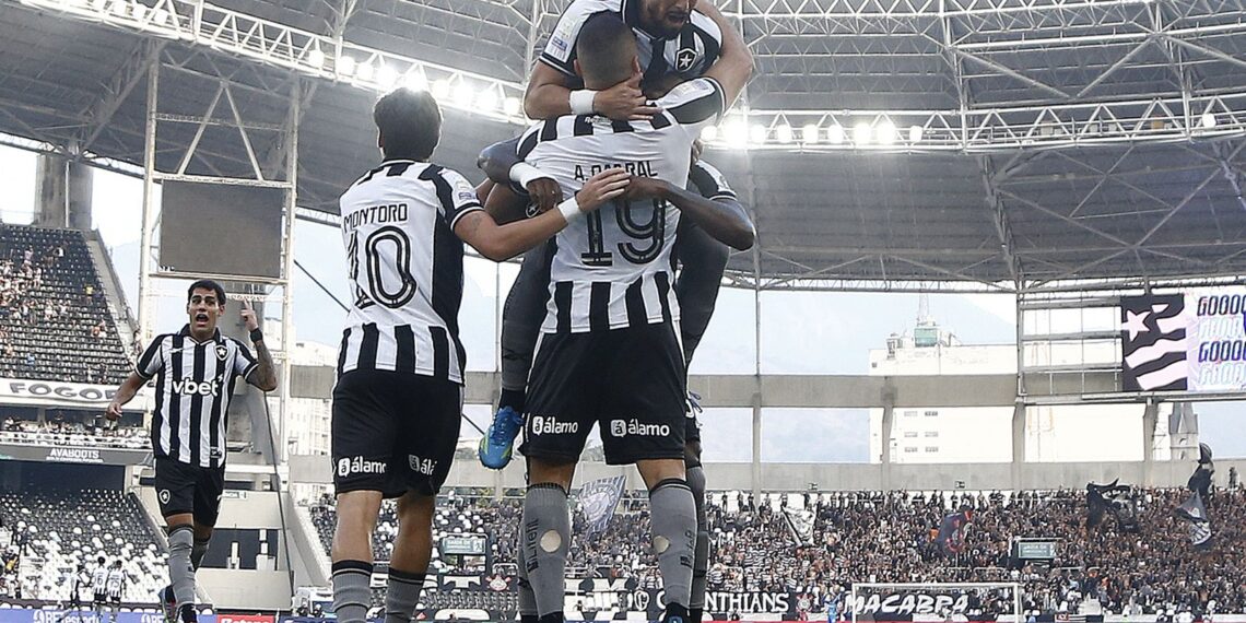 Botafogo vence Corinthians pelo Brasileirão com três de Arthur Cabral